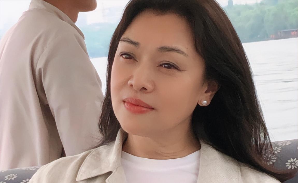 58岁史可与家人聚会,洋人老公胡子泛白,混血儿子高大壮硕颜值高_照片