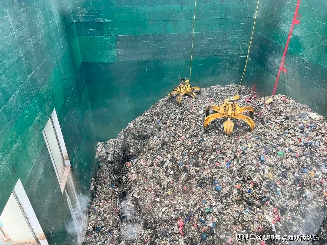 卸下的垃圾进入垃圾池,经吊车分区堆放,翻堆,经5至7天发酵后投入焚烧