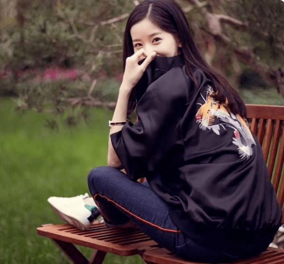 章泽天终于肯换风格,穿黑色外套配牛仔裤,与富商老公不像隔辈人