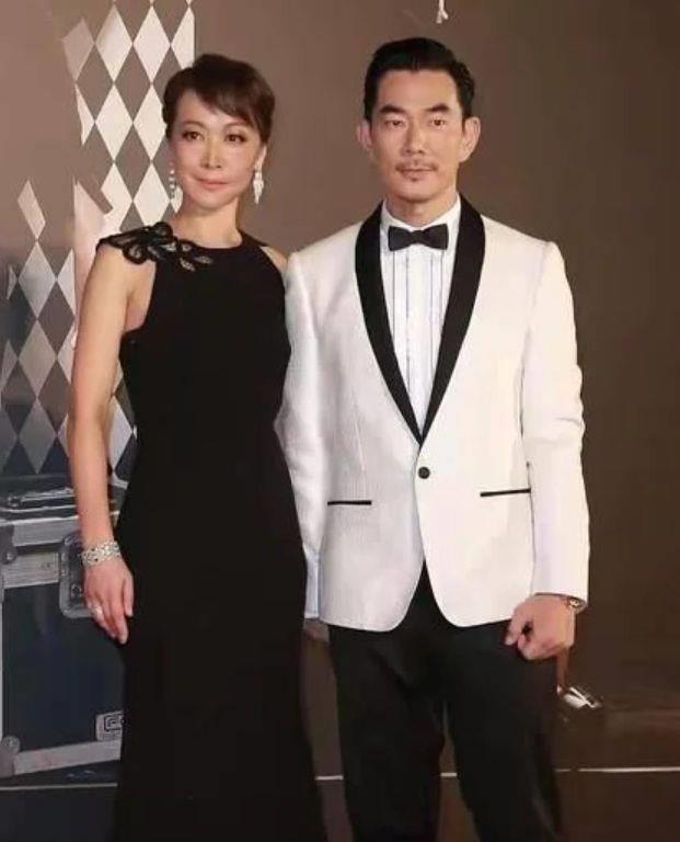 任贤齐携妻子走红毯,气质高雅,两人站一起超般配_活动_事业_低调