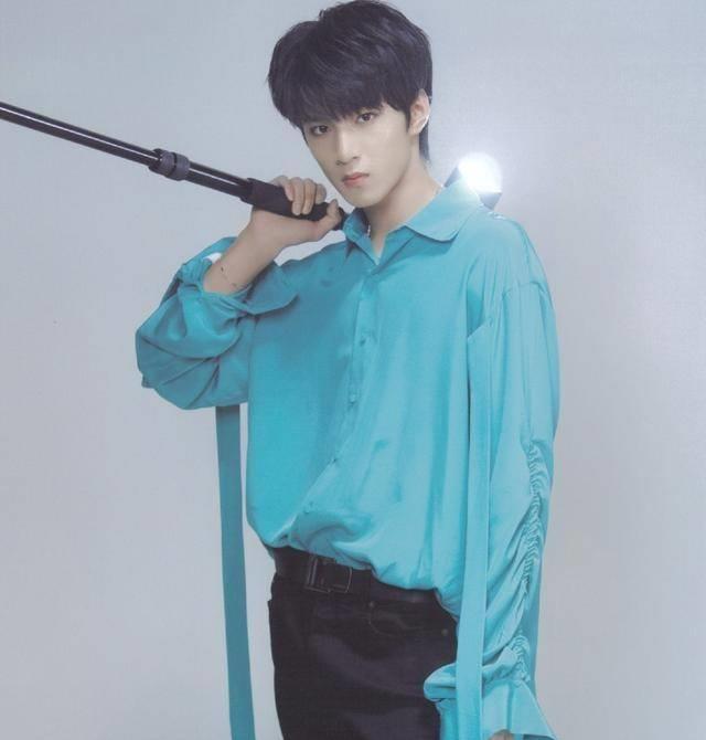 热血男孩刘耀文,他的未来从未被定义,服装完全是初恋男孩的风格_感觉