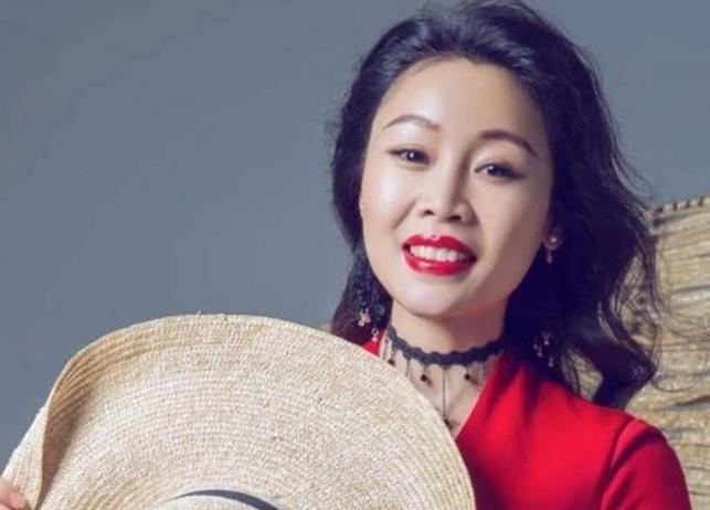 而且随着名气的增大,草帽姐也被曝出了很多负面新闻,还曾在电视节目中