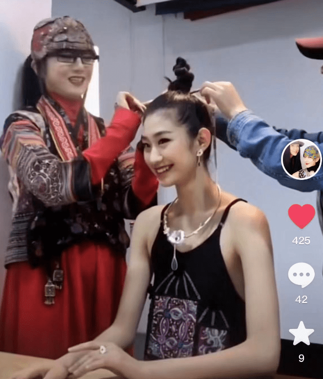 杨丽萍为陈白兔亲自打扮,网友猜测她是舞蹈接班人,两人亲密无间_视频