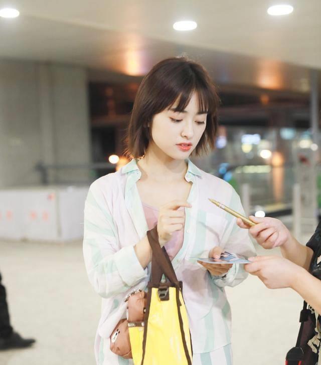 沈月瘦得真快,条纹衫配短裤走甜美日系风,未修图双腿都细成焦点_黑色