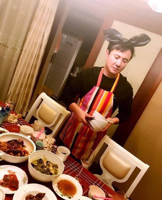 沈腾又被姐姐晒出搞笑照片,原来姐姐的颜值和成就都比沈腾高?