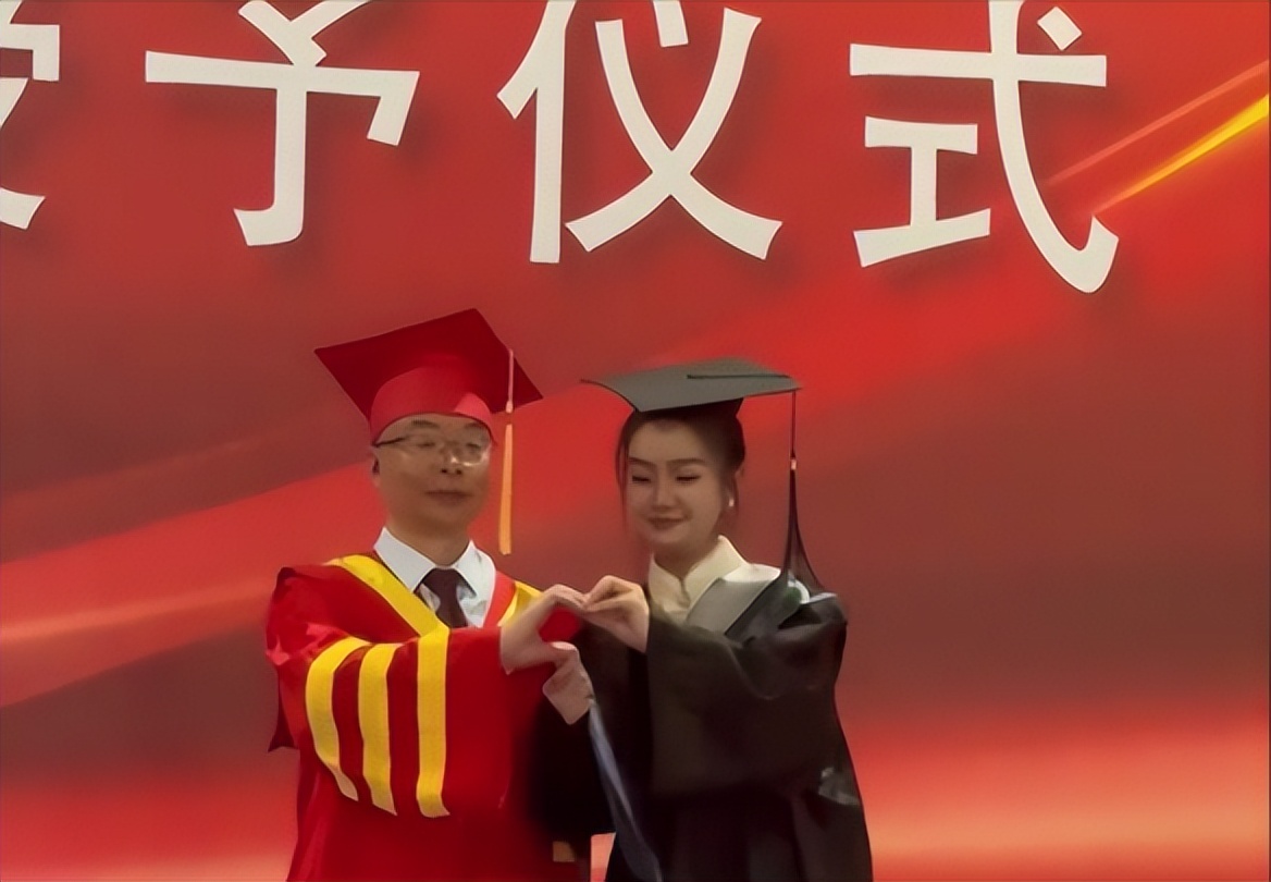 原创            毕业典礼比心时校长手指被强制掰弯，网友：全网也就你敢！（毕业典礼抖音火的唱歌女生）