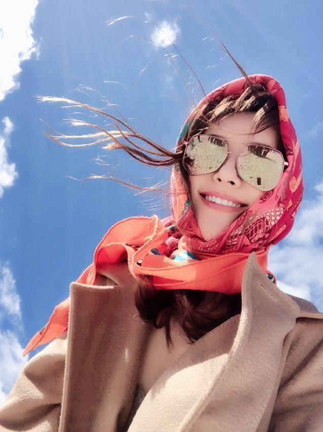 沈腾姐姐晒旅游美照,气质俱佳自带高级感,网友:还好和弟弟不像_沈娜