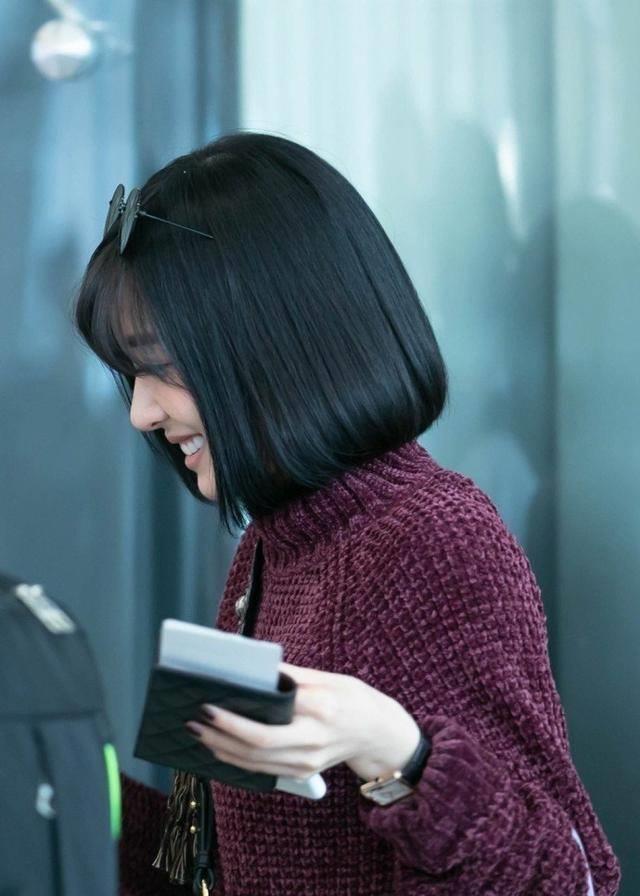 tiffany机场私服,毛衣配短裙,照样穿全公司数你最好看_黄美英_短发