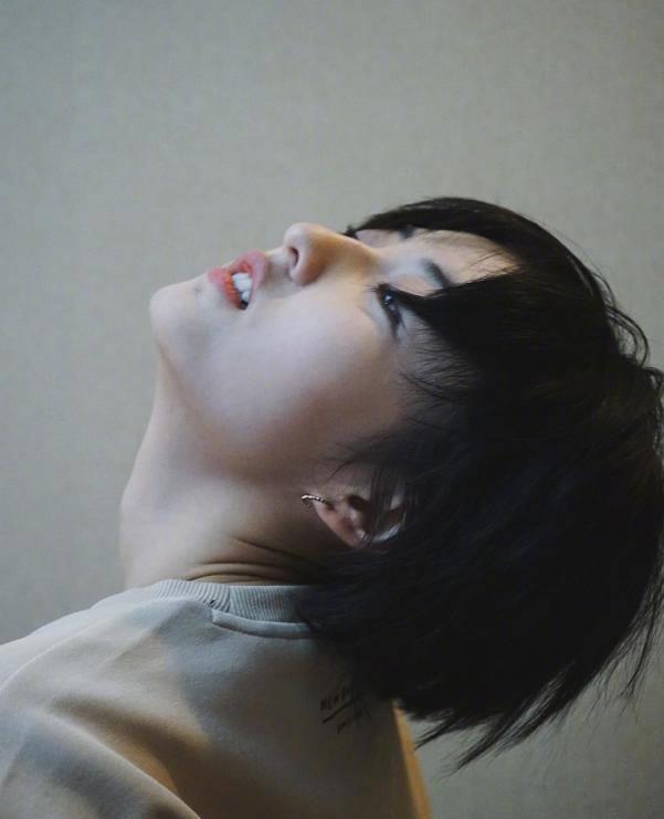 谁说张子枫鼻梁低?当她微微侧脸,看到身后的影子,我眼花了吗?