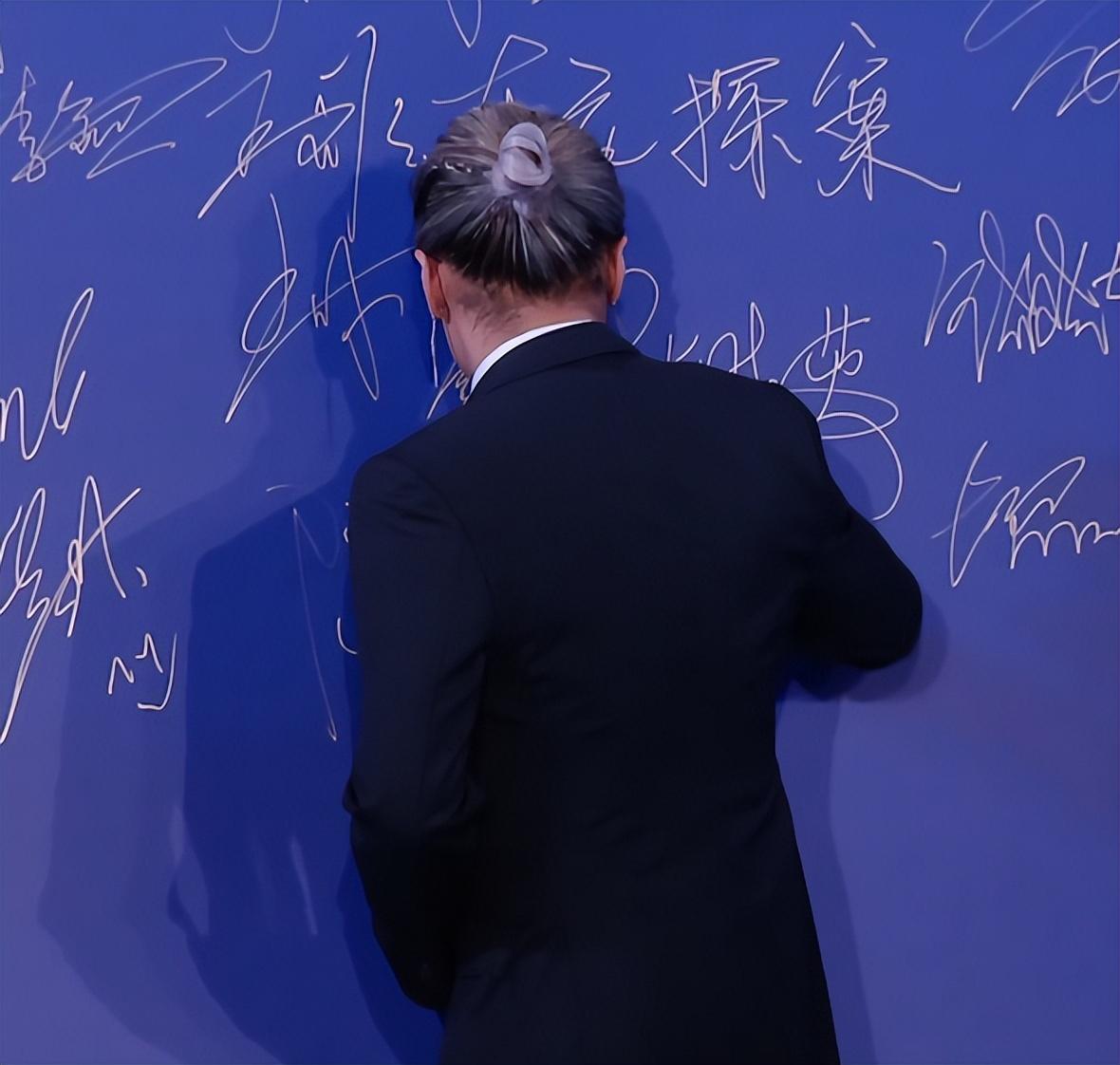 上海这一夜,内娱来了一大半,吴京谢霆锋拿大奖,冯小刚忙着交际_礼服