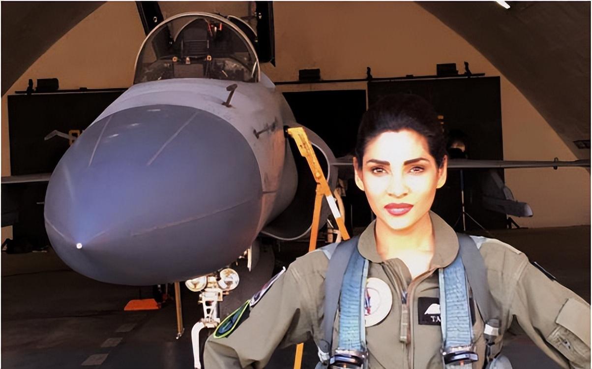 中国首批女舰载机学员出炉_飞行员_女性_航母