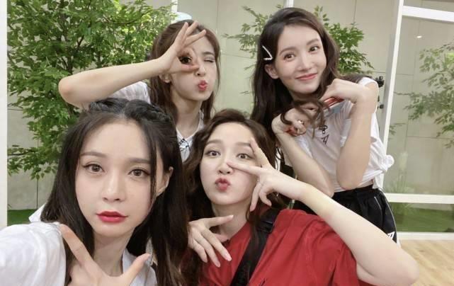 姐姐们合影,关系亲密处成闺蜜,即便淘汰友谊也感人_万茜_宁静_拍照片