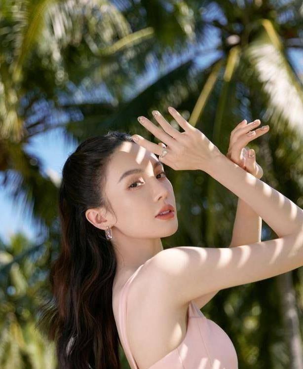 此次出场的金晨身穿粉红色深v连衣裙,不显年龄.