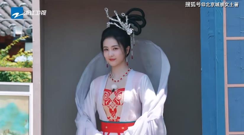 奔跑吧:周深cos玉兔,颜值圈粉,携手白鹿疯狂撒糖,拉满cp感_节目组