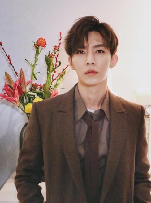 十年前的炎亚纶有多青涩,看了他与鬼鬼的合照,简直就是甜蜜暴击_组合