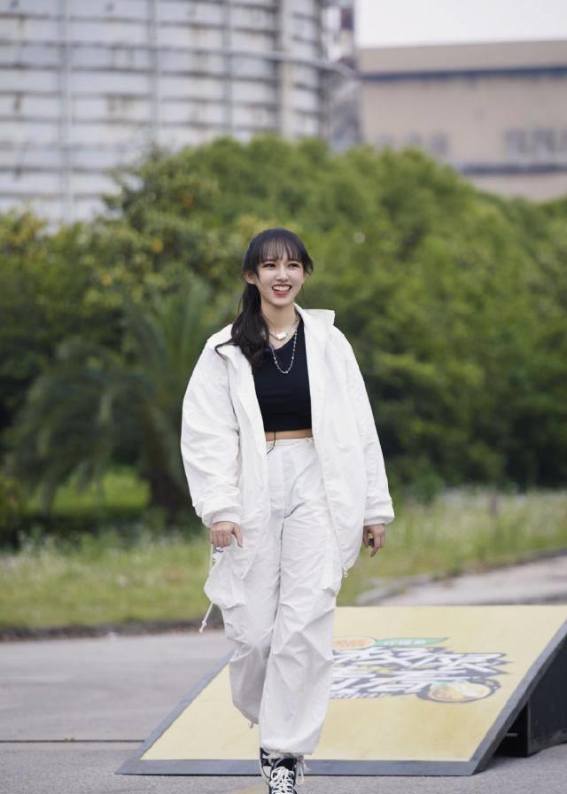 上次周洁琼因为一头粉红头发上了热搜,这次程潇也因为紫色的头发上了