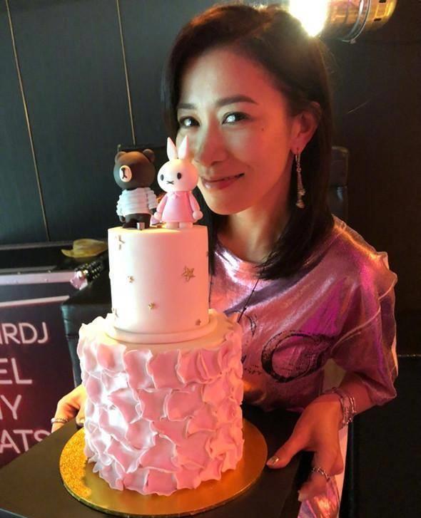 佘诗曼庆43岁生日,tvb老美女们聚首,欧阳震华被喊大爷!