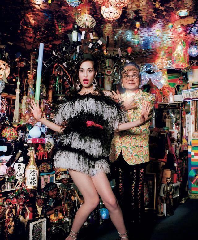 单穿这条裙子已经足够出众的了,kiko还配了玫粉色墨镜和美甲,也太好看