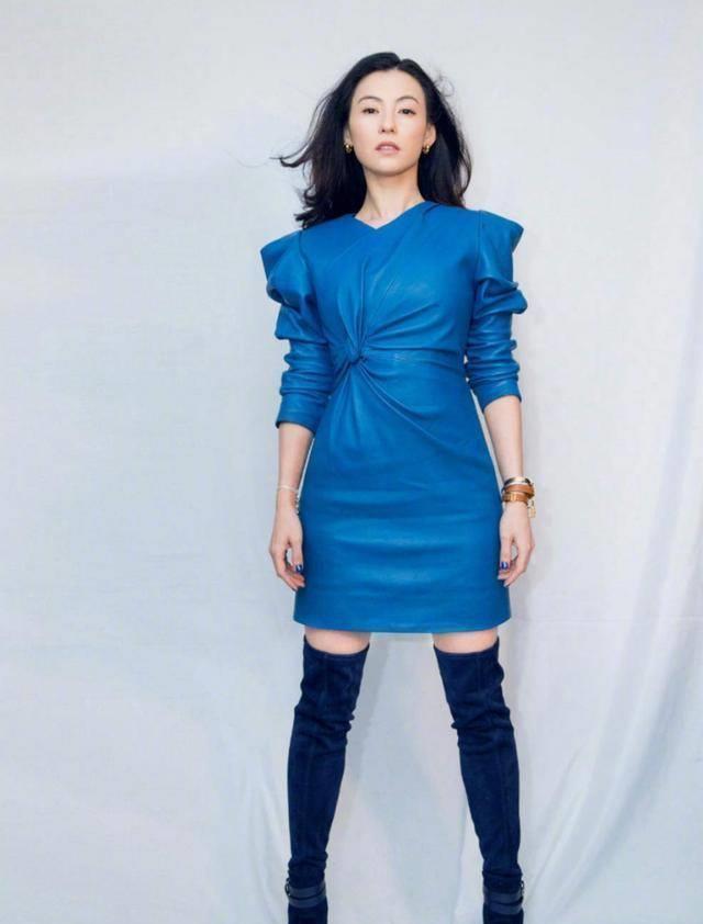 三胎后的张柏芝状态真好,穿蓝色镂空衬衫扎高马尾,嫩回24岁!