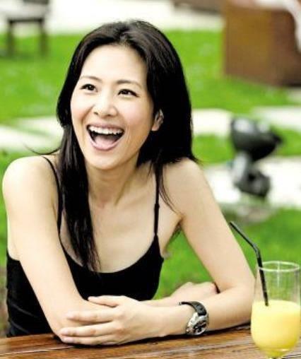 李慧珍的情感经历也非常的坎坷,之前有个圈内男友,在张卫健张茜婚礼上