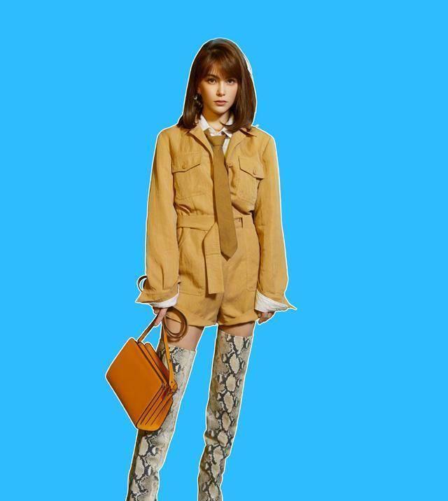 头巾的昆凌,满屏的异域风情,身穿着美女图案印花的黑色t恤 高腰皮裤