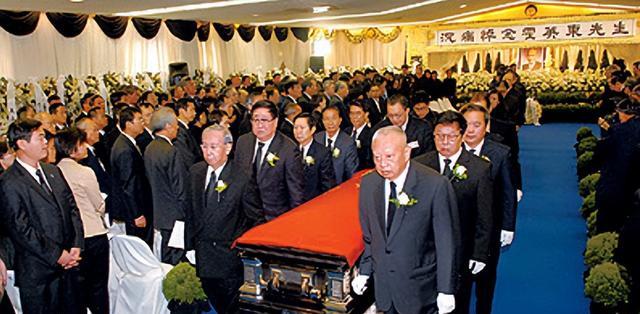 霍英东葬礼:霍启刚手捧遗像,何鸿燊和李嘉诚扶灵,待遇堪比国葬_国家