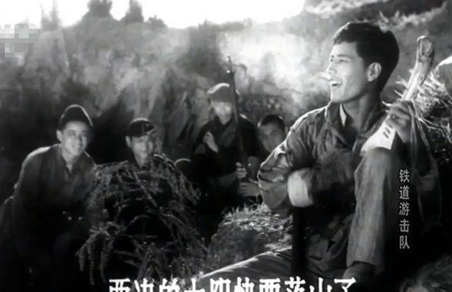 他是"上影三冯"之一,《铁道游击队》演小坡,那首名歌由他弹唱_冯笑