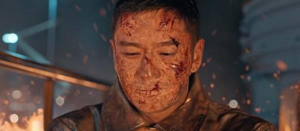 同是为冯程程打伞,周润发和黄晓明比较,网友:明星与演员的区别_许文强