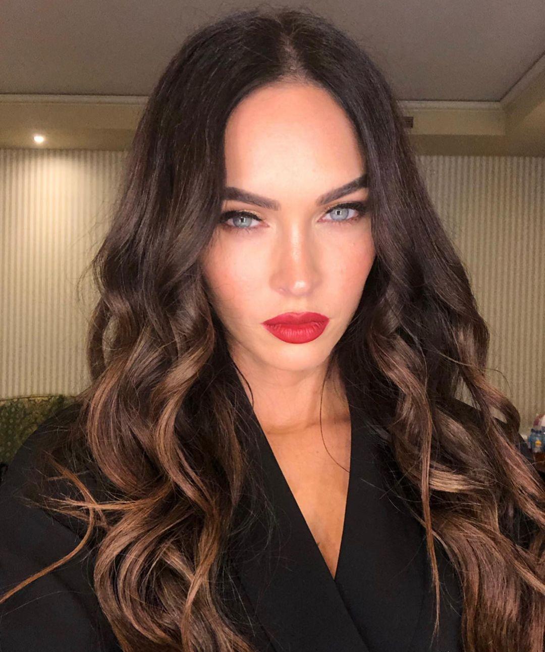 《变形金刚》梅根时尚形象爆红,35岁厚唇美貌登红毯私下淡妆反差_班斯