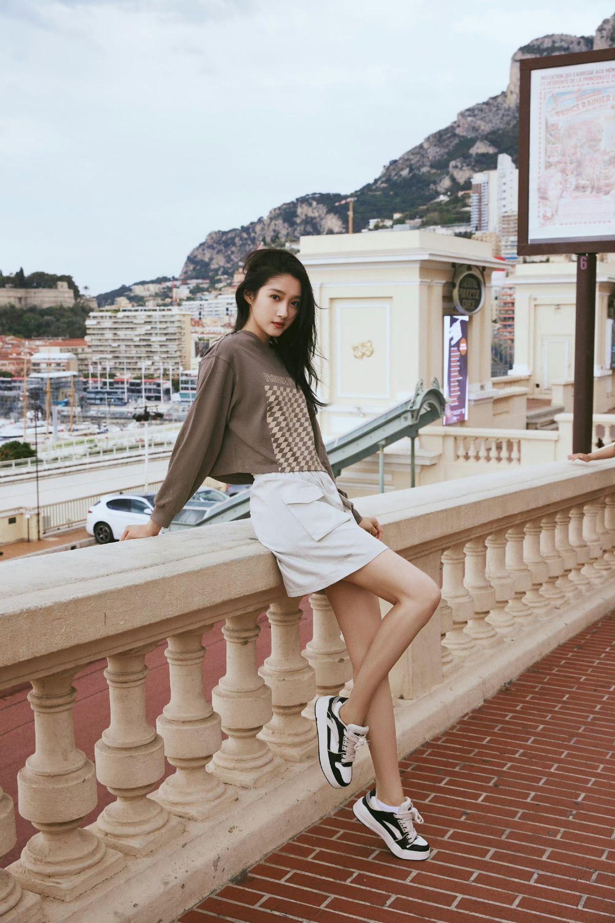 关晓彤梳麻花辫亮相美到大家!