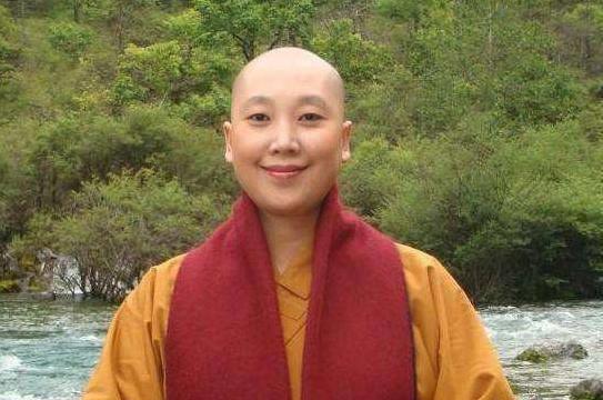 模特出身的包海青,身材高挑,气质出众,在t型台上,可谓是魅力四射.