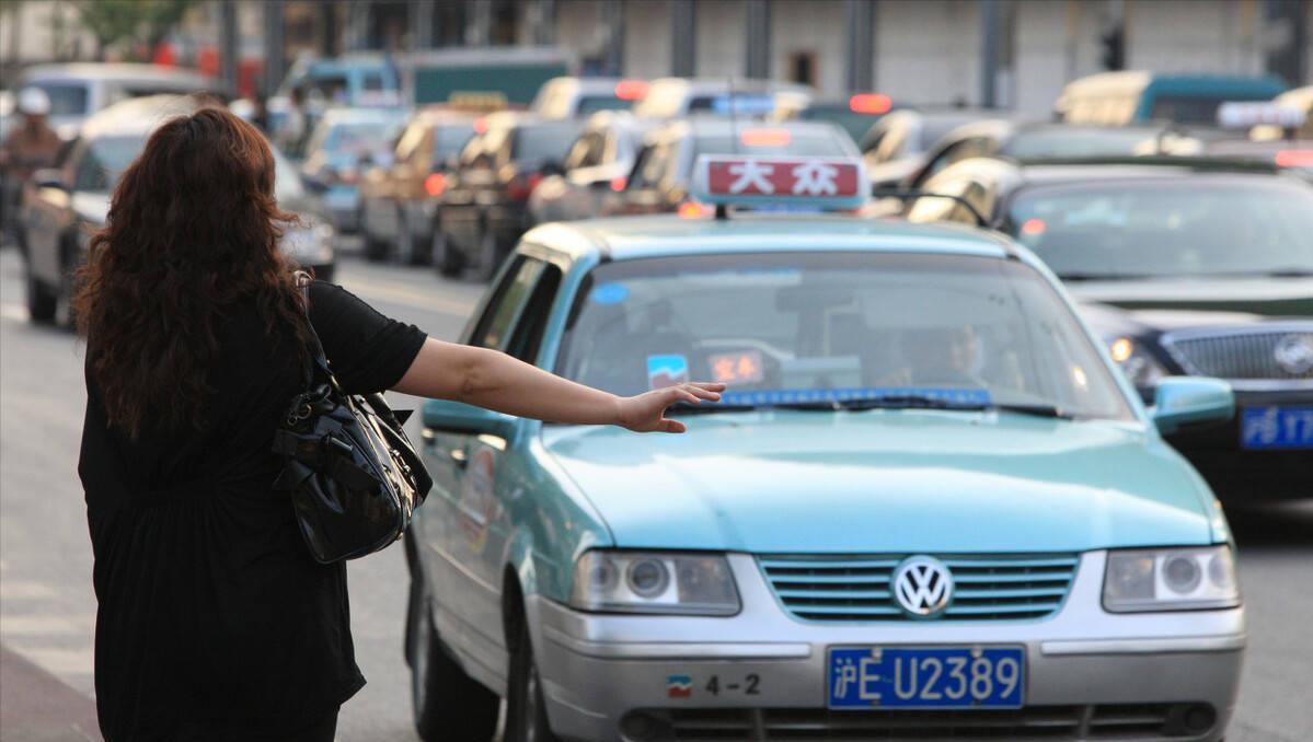 为什么人们宁愿在路边等网约车,也不愿直接坐出租车?