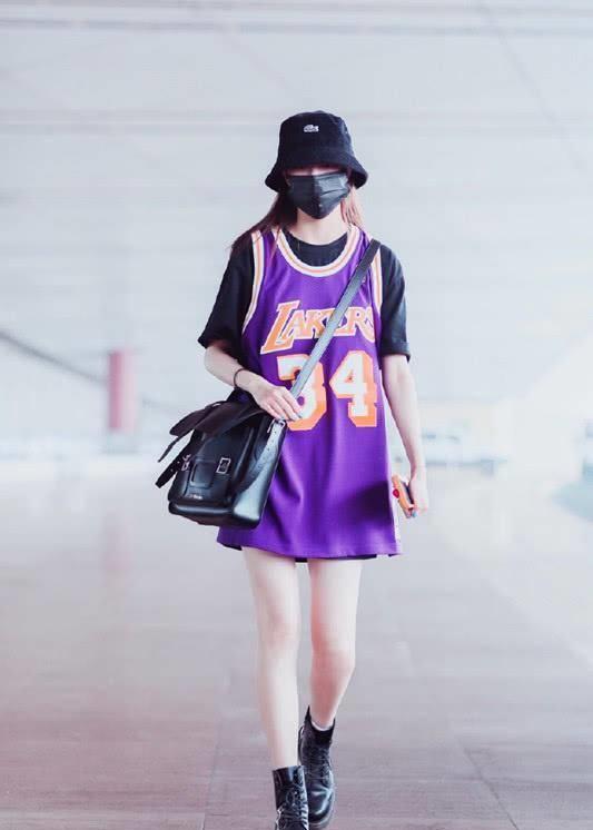 宋妍霏外穿一件球衣,然后里面叠穿黑色t恤,时髦还特别显活力!