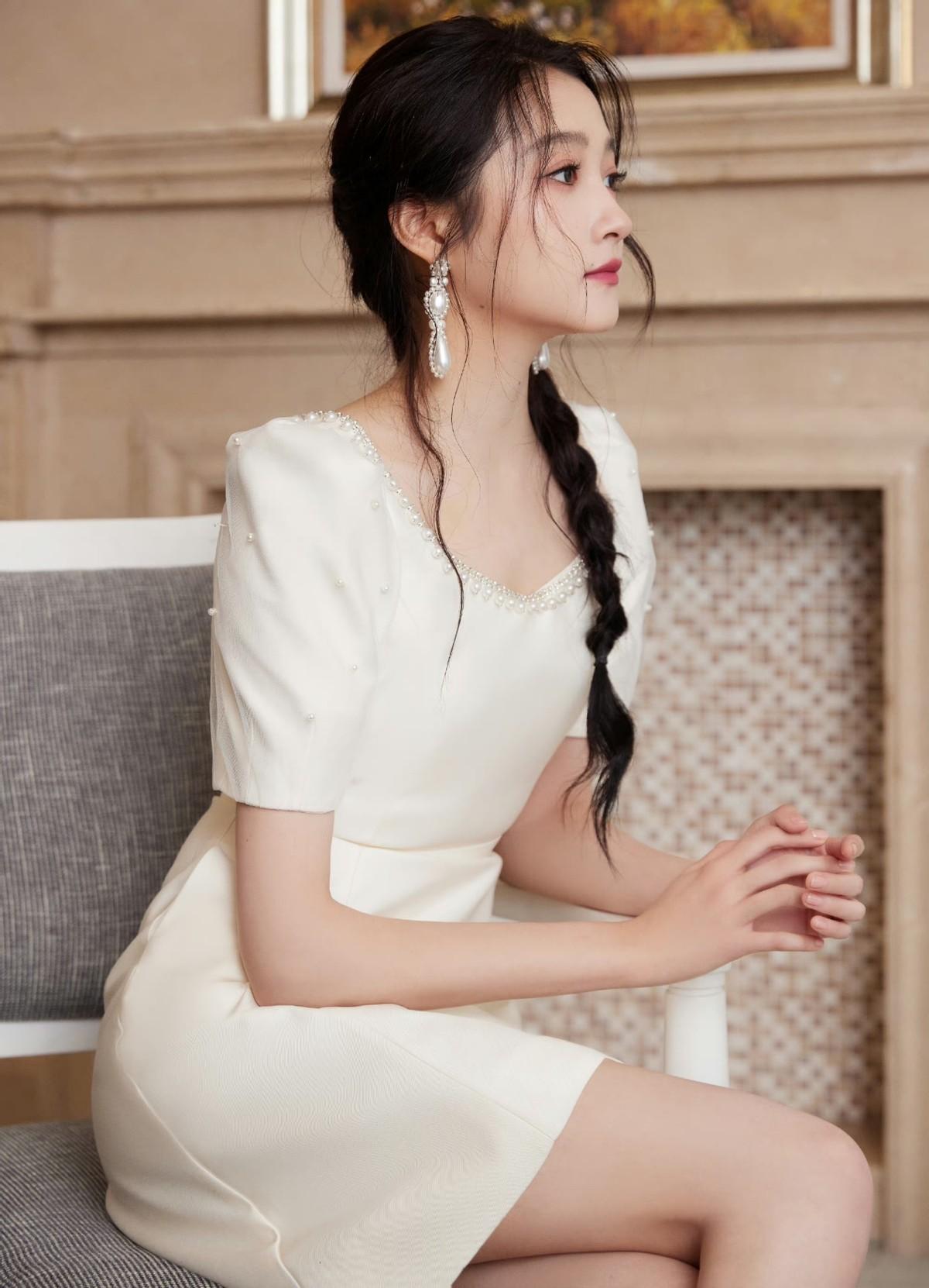 关晓彤梳麻花辫亮相美到大家!