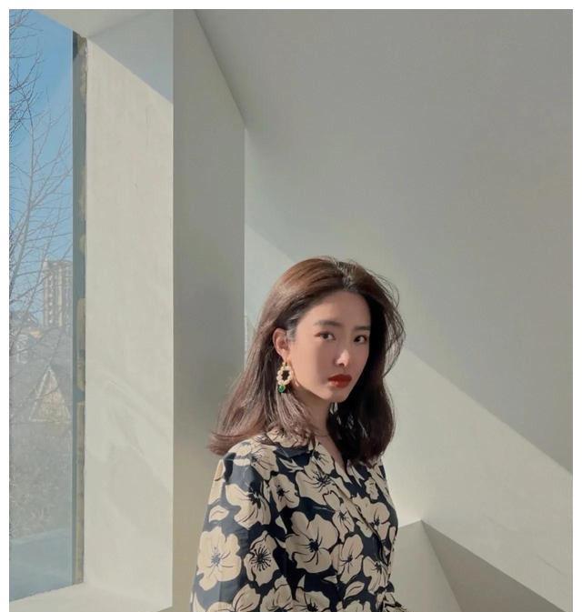 采钰回京在豪宅内晒自拍,全身超10万,和陈金飞恋爱后过得富足_刘亦菲