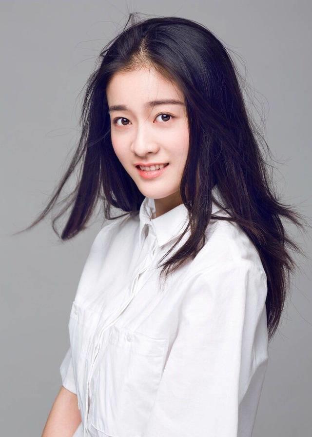 她从6,7岁开始拍戏,如今大二仍然在拍戏,在片场辣条是她的最爱_张雪迎