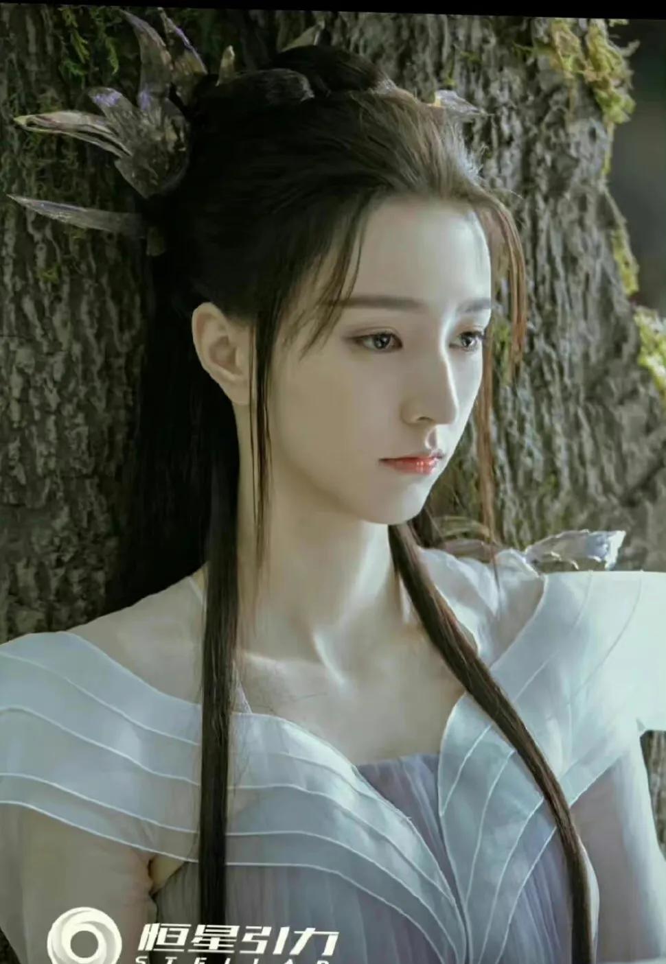 王悦伊凭借《侍神令》中蝴蝶精的造型让人眼前一亮,在《苍兰诀》中的