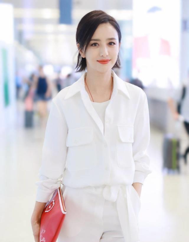 佟丽娅的夏天清爽穿搭,一身白色简单的工装服减龄时髦,不像35岁_衣服