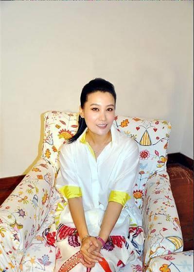 谭晶:嫁大9岁老公开珠宝店,37岁高龄为爱生女,如今仍恩爱如初_朱军