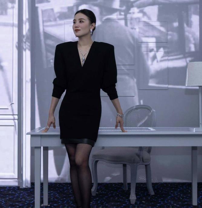 小宋佳质疑贵妇风,穿黑丝袜深"v"西装尽显军装风范!_时尚_女明星_黑色