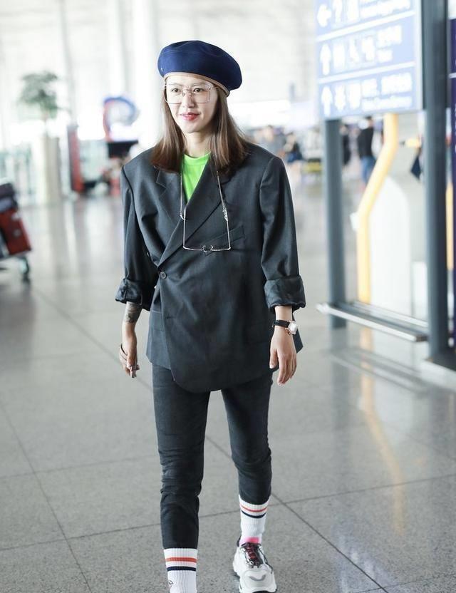 谭维维西装搭牛仔裤走机场,方框眼镜显知性美,错位扣设计超吸睛_身材