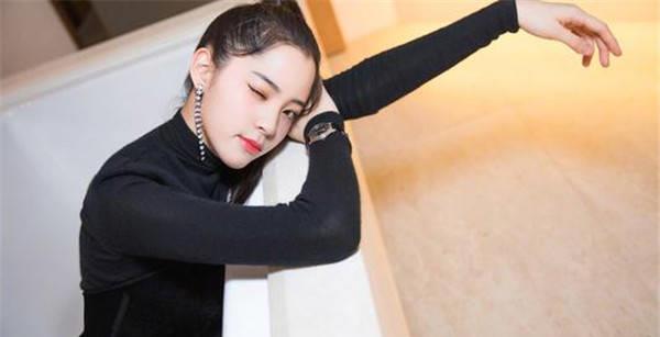 同一天,关晓彤和欧阳娜娜"不约而同"做了同件事,结果差别很大_少女
