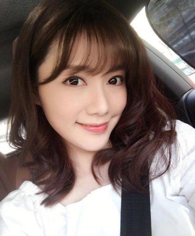 汤洛雯真会穿,皮质短裙配薄纱衫太美了,刘恺威的普通朋友真漂亮_材质