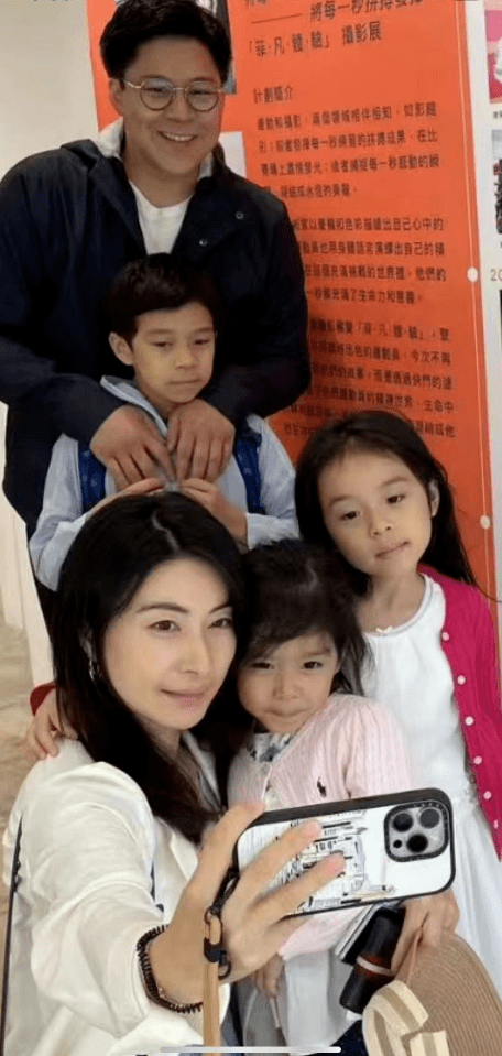 郭晶晶看展与俩女儿亲密拥抱,儿子落单跟爸爸,展满脸羡慕好喜感