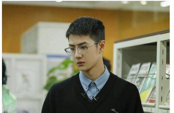 天天向上王一博成了馆草,热评第一竟用头像来挑衅他_腹肌_话筒_因为