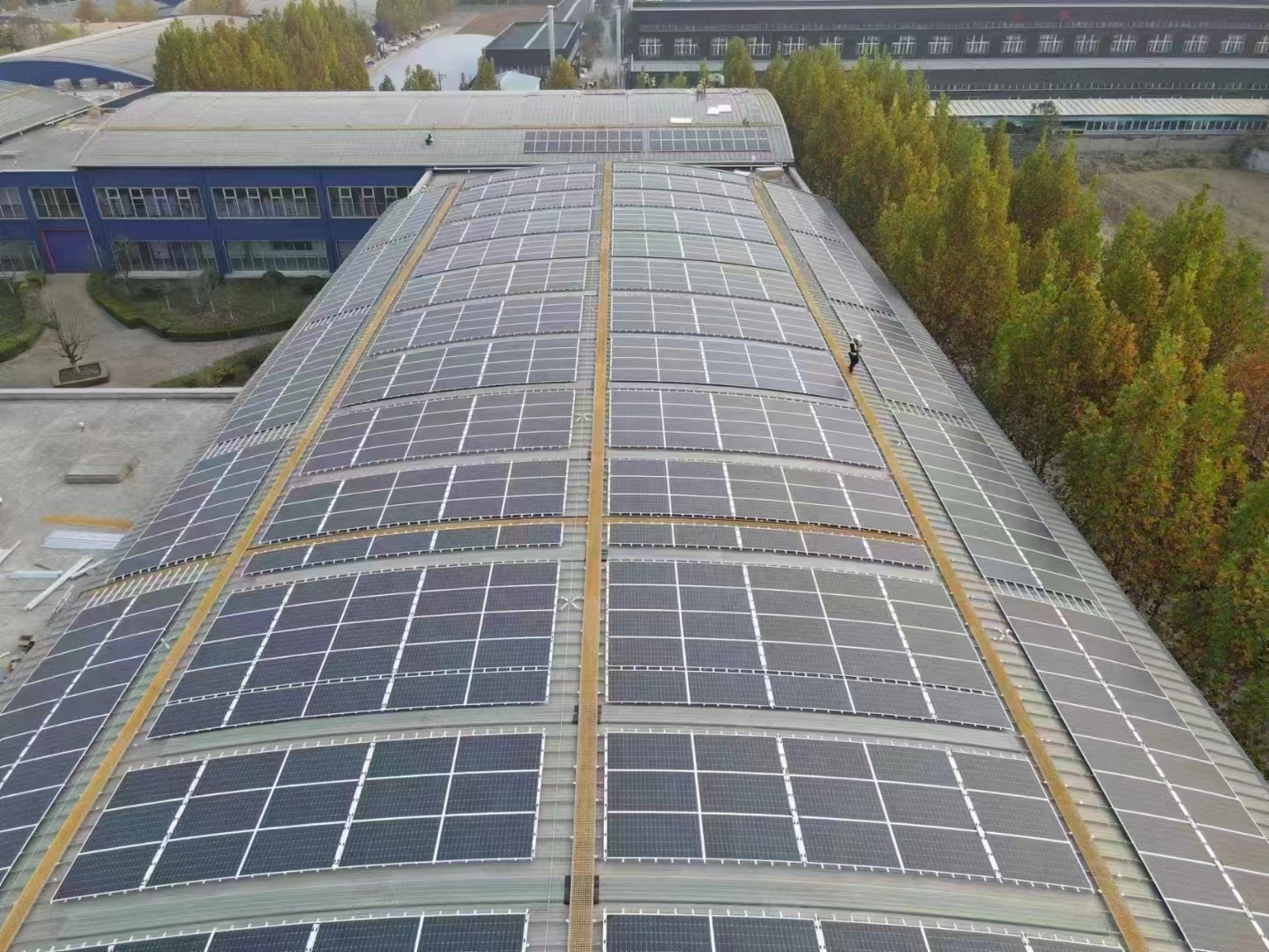 光伏人必知!彩钢瓦屋顶安装工商业电站的六大流程_项目_结构_夹具