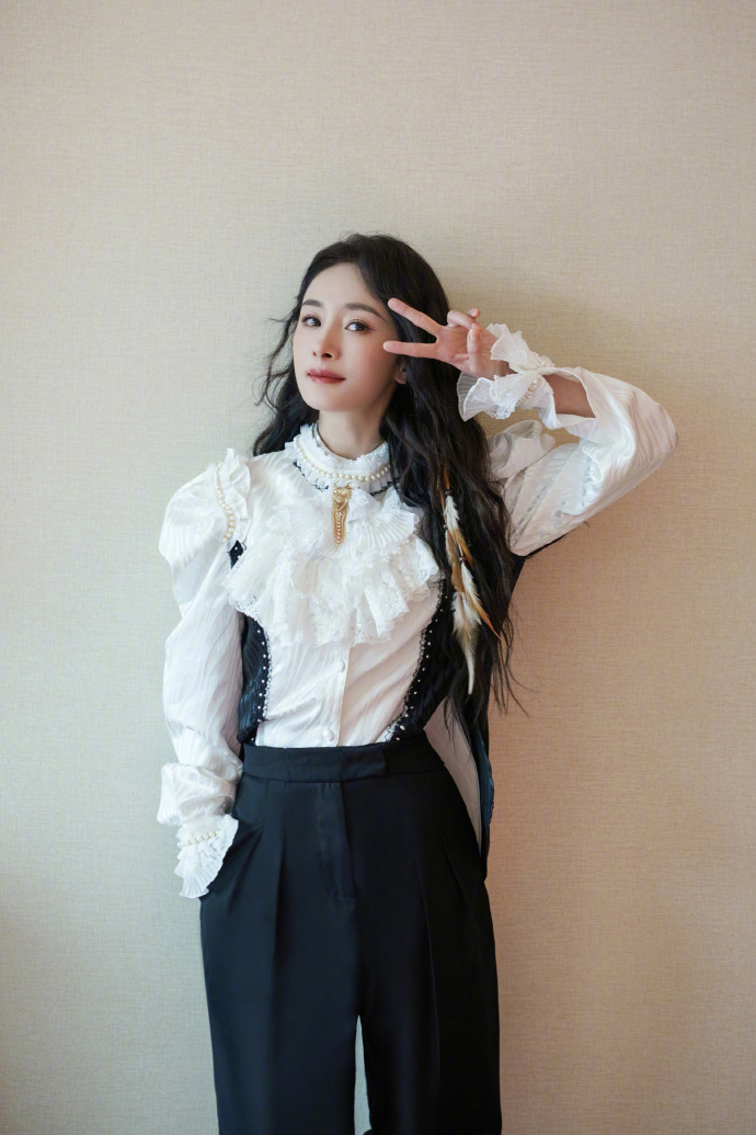 杨幂生图曝光跌落神坛,再晒美照甜如少女,俏皮灵动超可爱