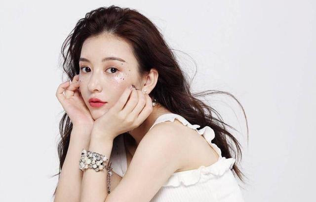 天王嫂方媛深夜晒素颜照,硕大鼻子抢镜,粉丝:一看就是个男孩_孩子