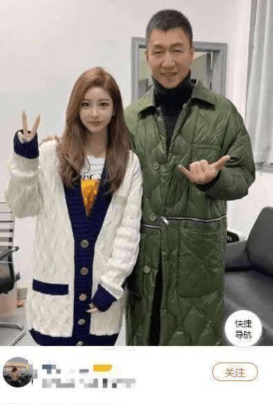 孙红雷和美女合影搂对方肩不避嫌被p变形成蛇精脸_照片_王骏迪_夫妇
