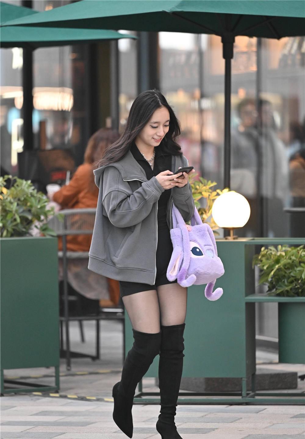 黑色丝袜搭配长靴,春天可以尝试的搭配风格,喜欢大人还不少_款式_美女